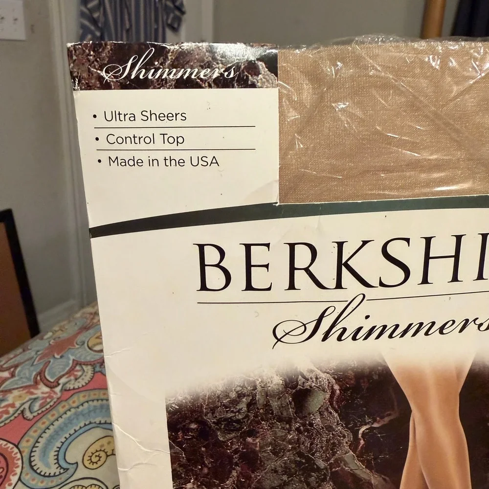 Berkshire Shimmers Ultra Sheer Control Top Pantyhose Candlelight Size 2 4429‎